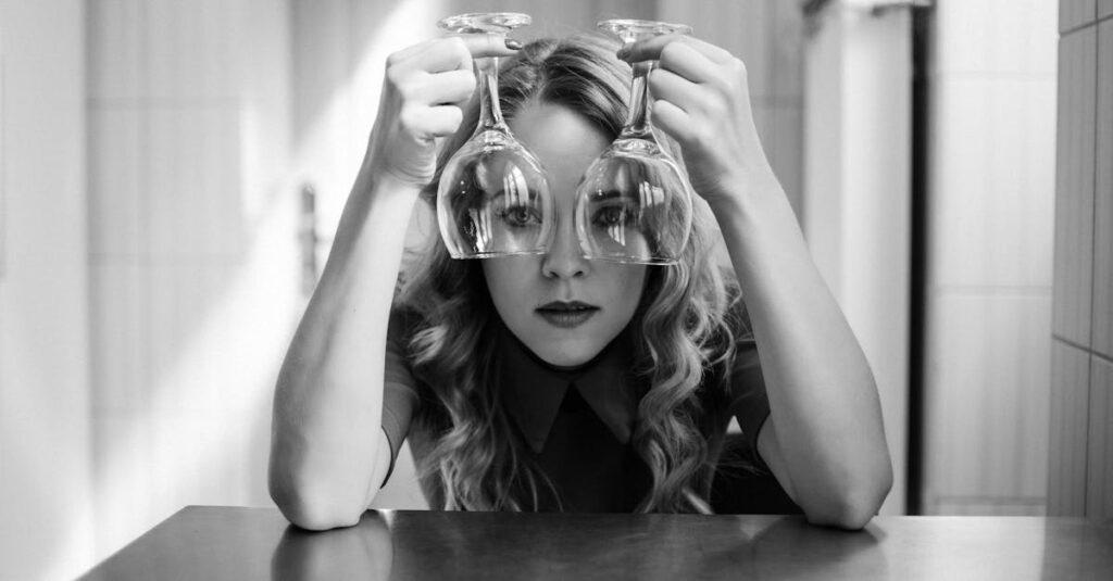 découvrez le concept de proxémique, l'étude des distances interpersonnelles et des relations spatiales. apprenez comment ces éléments influencent la communication et les interactions sociales dans diverses cultures.