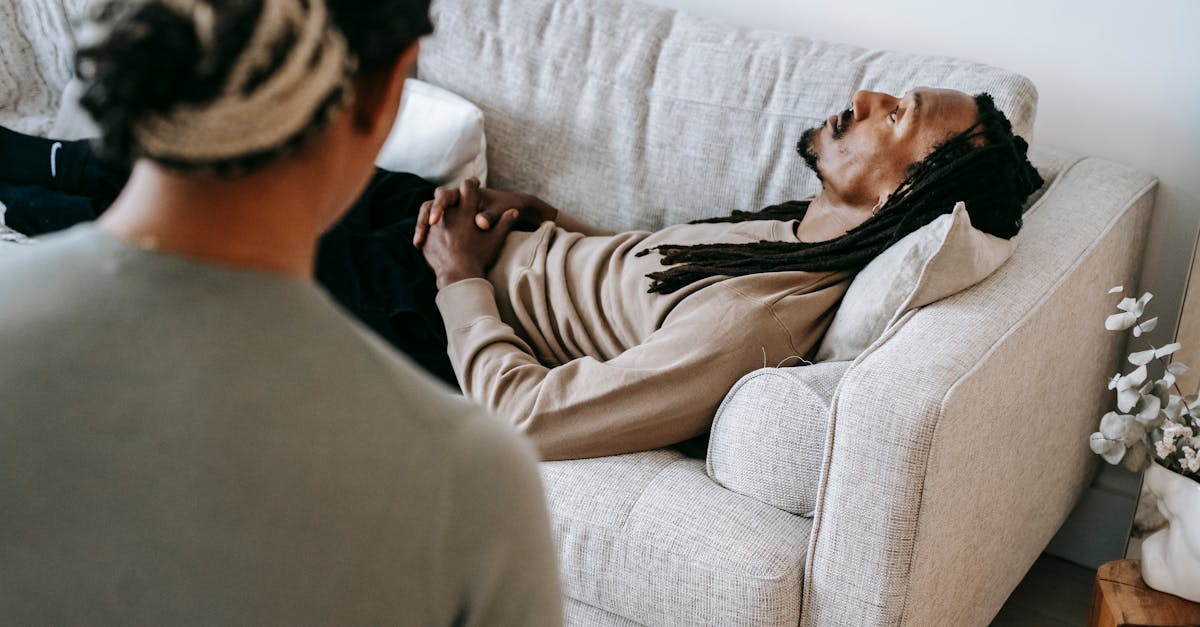 découvrez l'univers de la psychanalyse, une méthode thérapeutique fascinante qui explore l'inconscient pour mieux comprendre nos émotions et comportements. plongez dans les concepts clés, les techniques et l'histoire de cette discipline qui a révolutionné la psychologie.