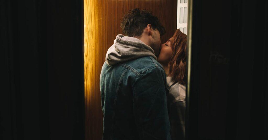 découvrez les bienfaits psychologiques du baiser, un acte intimement lié à l'amour et à l'affection. plongez dans les effets positifs sur la santé mentale, la réduction du stress et l'amélioration des relations interpersonnelles que procure ce simple geste tendre.