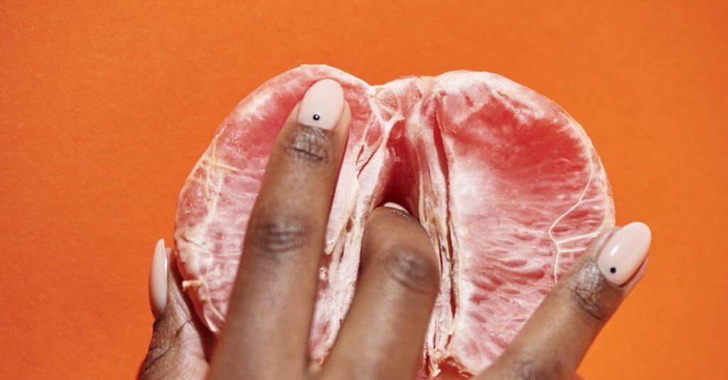 découvrez les différents fétichismes sexuels, leur impact sur la sexualité et les relations, ainsi que des conseils pour explorer ces préférences de manière saine et consensuelle.