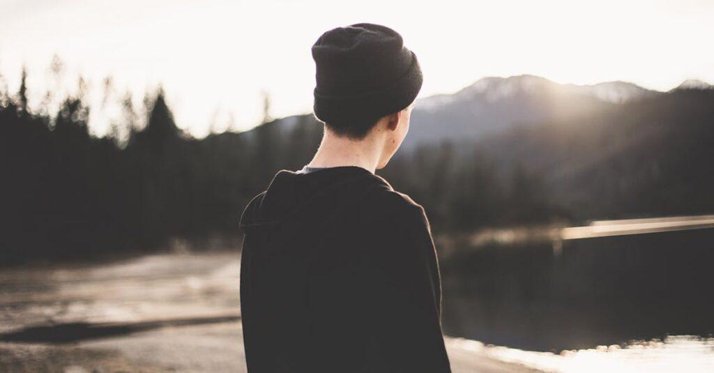 Solitude et amour : comprendre le lien entre ces deux émotions explorez les différentes dimensions de la solitude, ses impacts sur le corps et l'esprit, ainsi que des conseils pour la surmonter et en faire une expérience enrichissante.