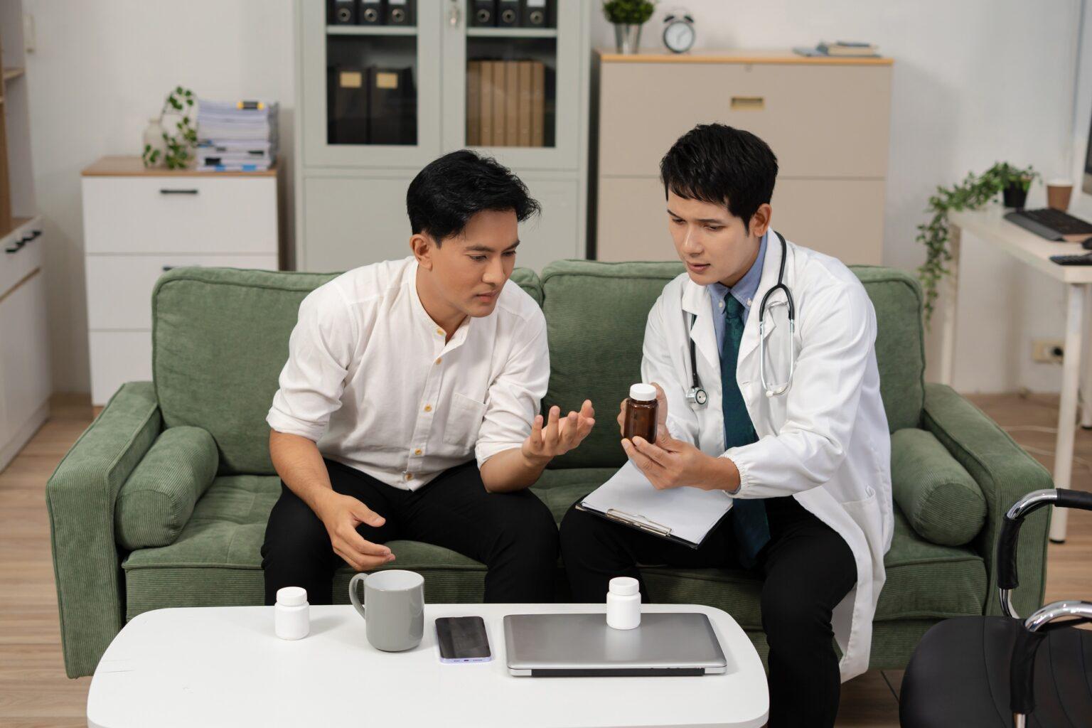 Comprendre la cyclothymie : symptômes, causes et traitements en 2025 Stressed male patient are treated by a psychologist or psychiatrist in a psychiatric clinic.