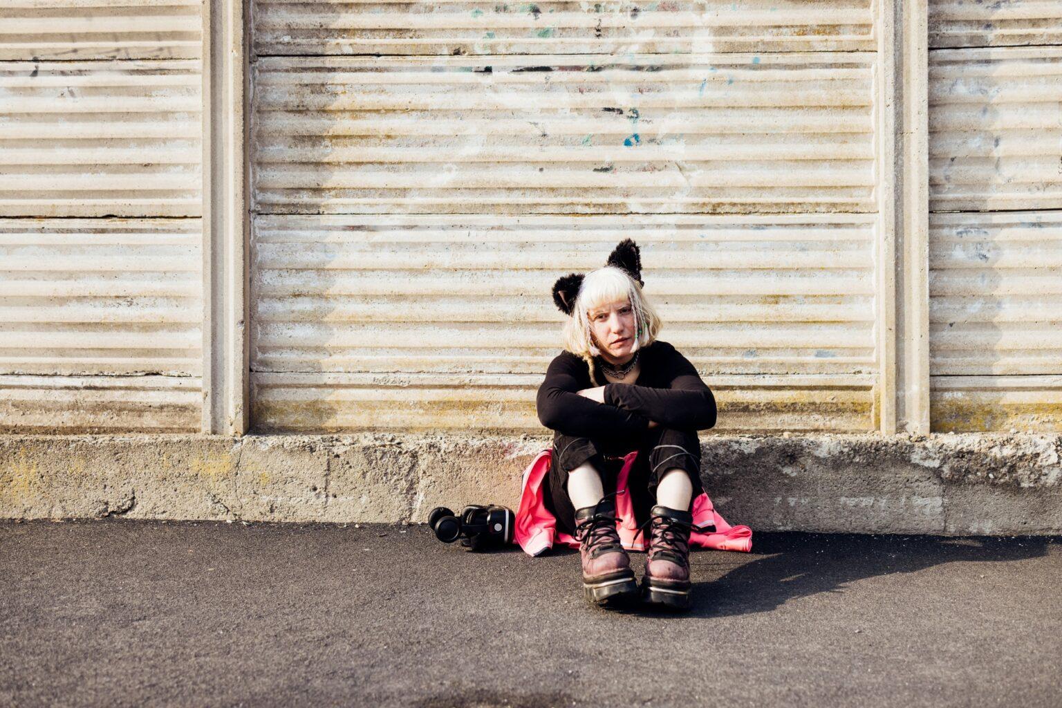 Comprendre la dépersonnalisation et la déréalisation : comment retrouver son ancrage en 2025 ? Young diverse woman sitting outdoors with 3d viewer dissociated reality