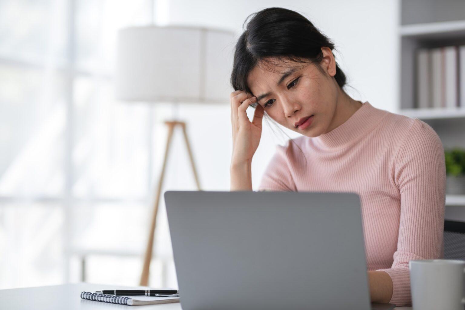 Comprendre la mysophobie : symptômes et solutions pour surmonter la peur des germes Young Woman Stressed at Work, Overwhelmed Female Professional, Office Stress, Workplace Anxiety