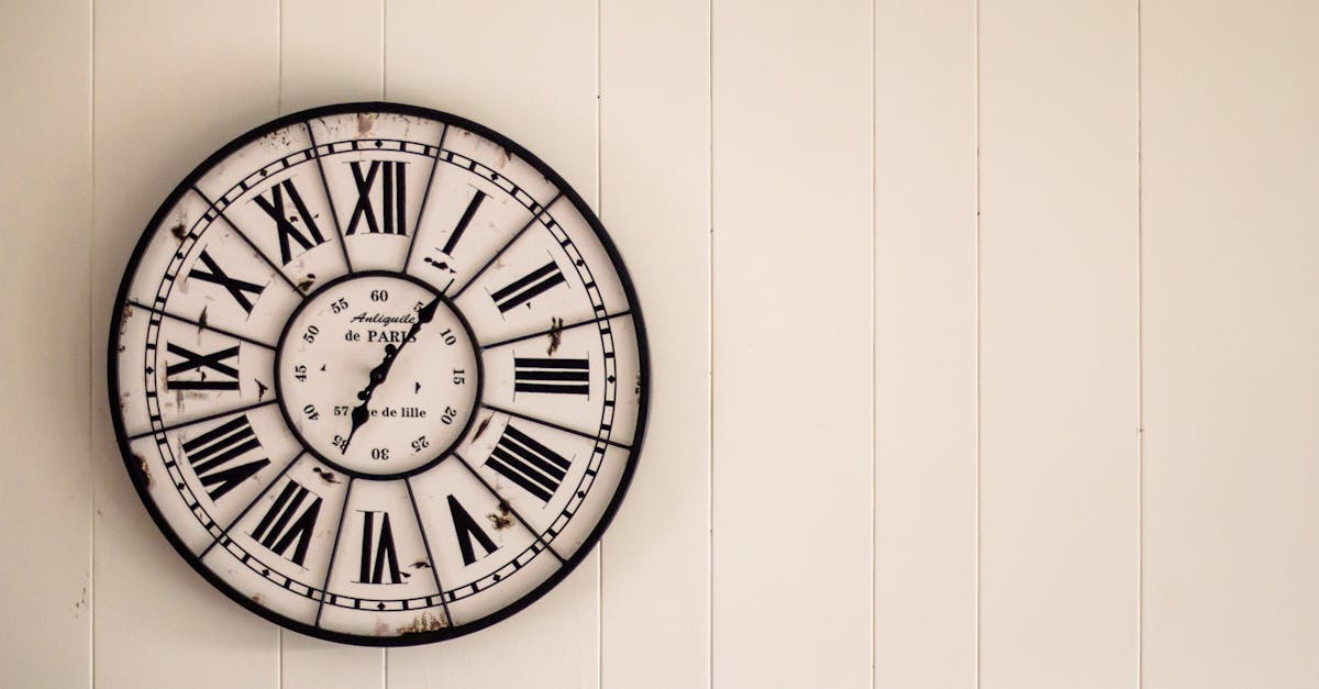 découvrez notre sélection d'horloges élégantes et fonctionnelles pour sublimer votre intérieur. que ce soit pour le mur, la table ou le bureau, trouvez l'heureux compagnon qui allie style et praticité.