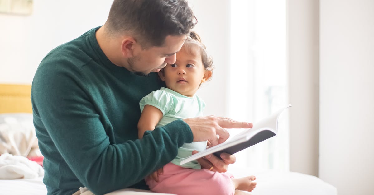 découvrez le phénomène intrigant de la couvade syndrome, où les futurs pères ressentent des symptômes similaires à ceux de leur partenaire enceinte. explorez les causes, les manifestations et l'impact émotionnel de ce phénomène captivant sur la parentalité.