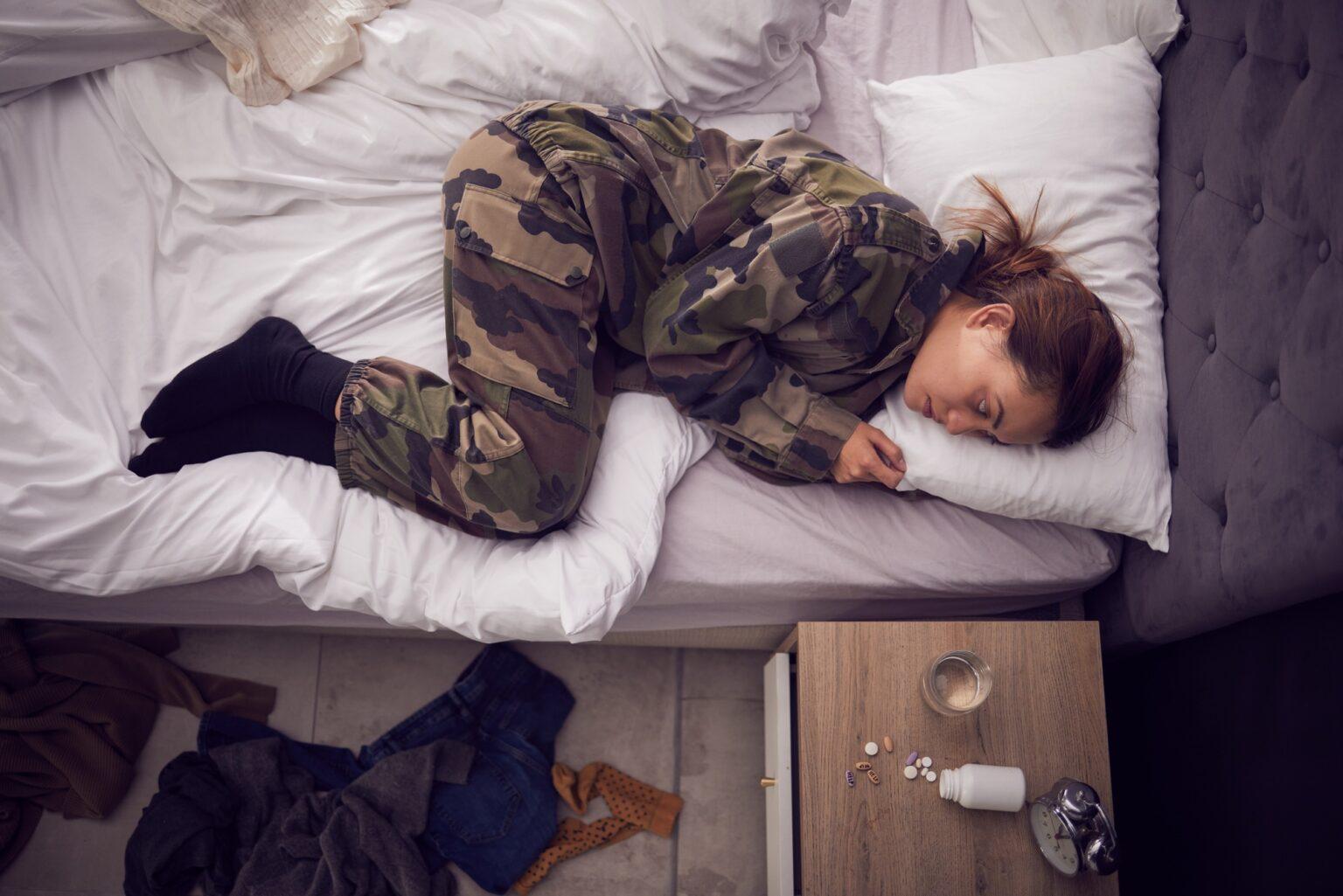 Comprendre l’aichmophobie : symptômes, causes et solutions en 2025 Depression, anxiety and woman soldier in bed with ptsd, trauma and pills for suicide, phobia and me