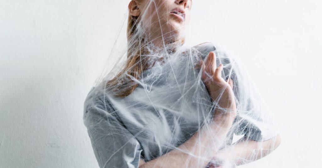 Souffrances des hypersensibles : comprendre et apaiser leur sensibilité découvrez tout sur l'hypersensibilité : ses causes, ses symptômes et des conseils pour la gérer au quotidien. apprenez à mieux comprendre ce phénomène émotionnel et à améliorer votre qualité de vie.