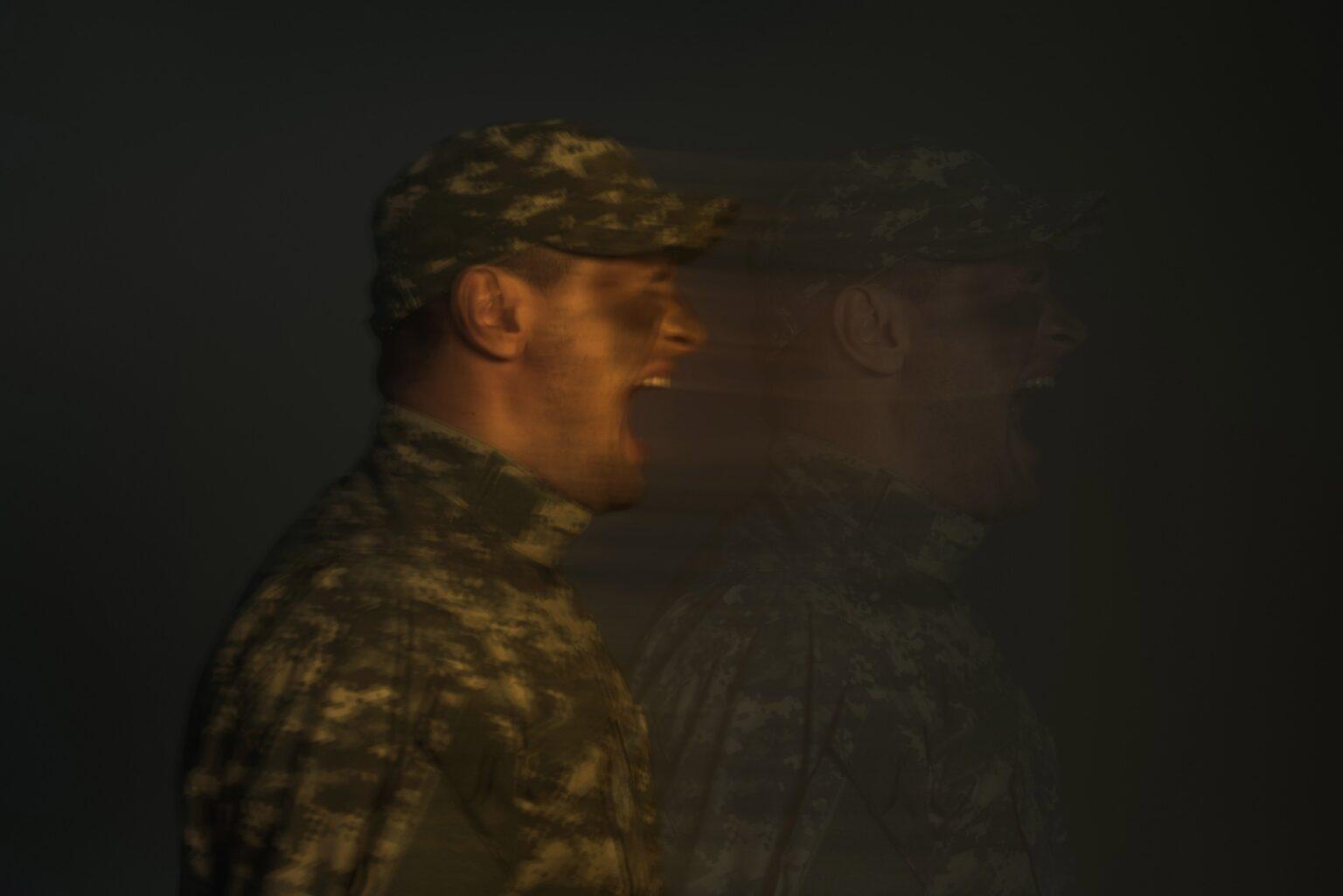 Comprendre la dépersonnalisation : un aperçu du trouble dissociatif long exposure of soldier suffering from dissociative identity disorder and screaming isolated
