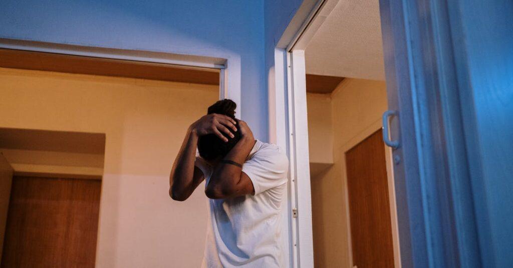 découvrez tout sur l'agoraphobie, ce trouble anxieux qui entraîne une peur intense des lieux publics et des situations perçues comme difficiles à échapper. apprenez à reconnaître les symptômes, les causes et les traitements disponibles pour mieux comprendre et gérer cette condition.