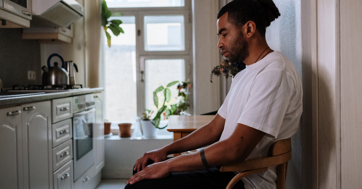 découvrez l'agoraphobie, un trouble d'anxiété qui peut rendre difficile le fait de quitter son domicile ou de se retrouver dans des lieux publics. apprenez-en davantage sur ses symptômes, ses causes et les traitements disponibles pour surmonter cette condition.