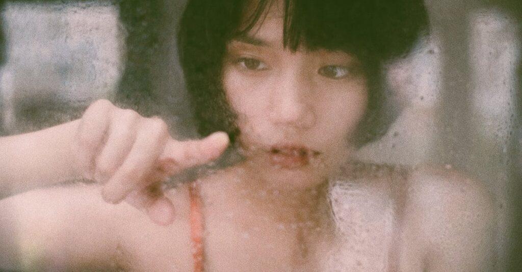 Quels sont les symptômes inquiétants de la dépression sévère ? découvrez les symptômes de la dépression sévère, une condition mentale complexe qui peut affecter tous les aspects de la vie quotidienne. apprenez à reconnaître les signes et à comprendre les impacts émotionnels, physiques et comportementaux de cette maladie pour mieux soutenir ceux qui en souffrent.