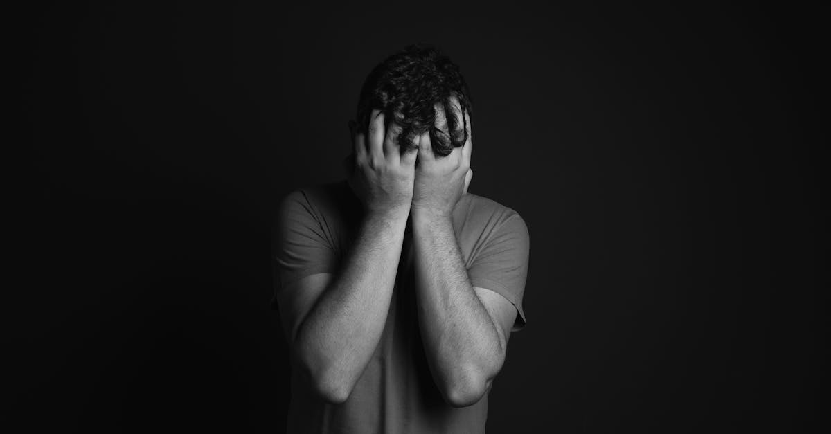 découvrez les symptômes de la dépression sévère, un trouble mental qui affecte profondément la qualité de vie. informez-vous sur les signes à reconnaître, tels que la fatigue intense, la perte d'intérêt et les troubles du sommeil, afin de mieux comprendre cette condition complexe et chercher l'aide nécessaire.