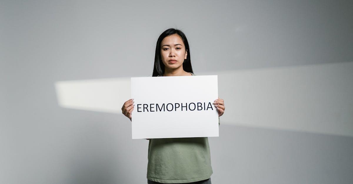 la phobie sociale est un trouble anxieux marqué par une peur intense des situations sociales. découvrez ses symptômes, ses causes et les traitements disponibles pour surmonter cette angoisse et améliorer votre qualité de vie.