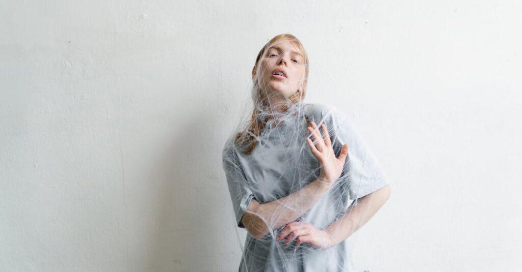 découvrez tout sur la phobie des araignées, également connue sous le nom d'arachnophobie. apprenez les causes, les symptômes et les méthodes de traitement pour surmonter cette peur intense et reprendre confiance en vous face à ces petites créatures. explorez des conseils pratiques et des ressources pour mieux gérer votre anxiété.