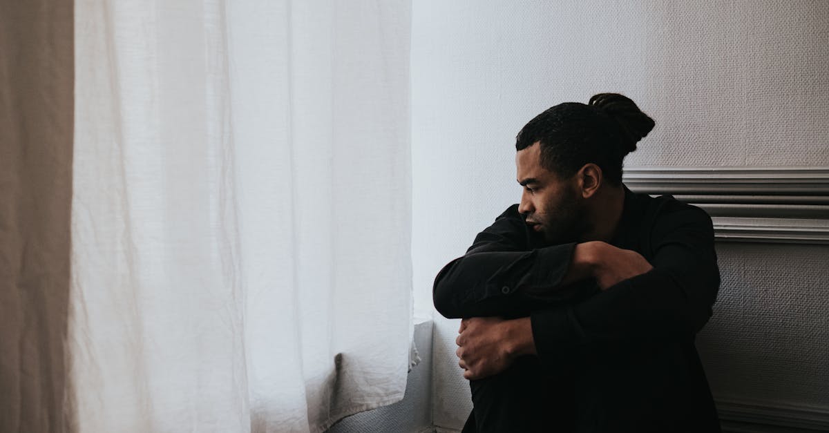 découvrez l'agoraphobie, un trouble d'anxiété qui se manifeste par une peur intense des situations où il pourrait être difficile de s'échapper. apprenez-en davantage sur ses symptômes, ses causes et les traitements disponibles pour mieux gérer cette condition.