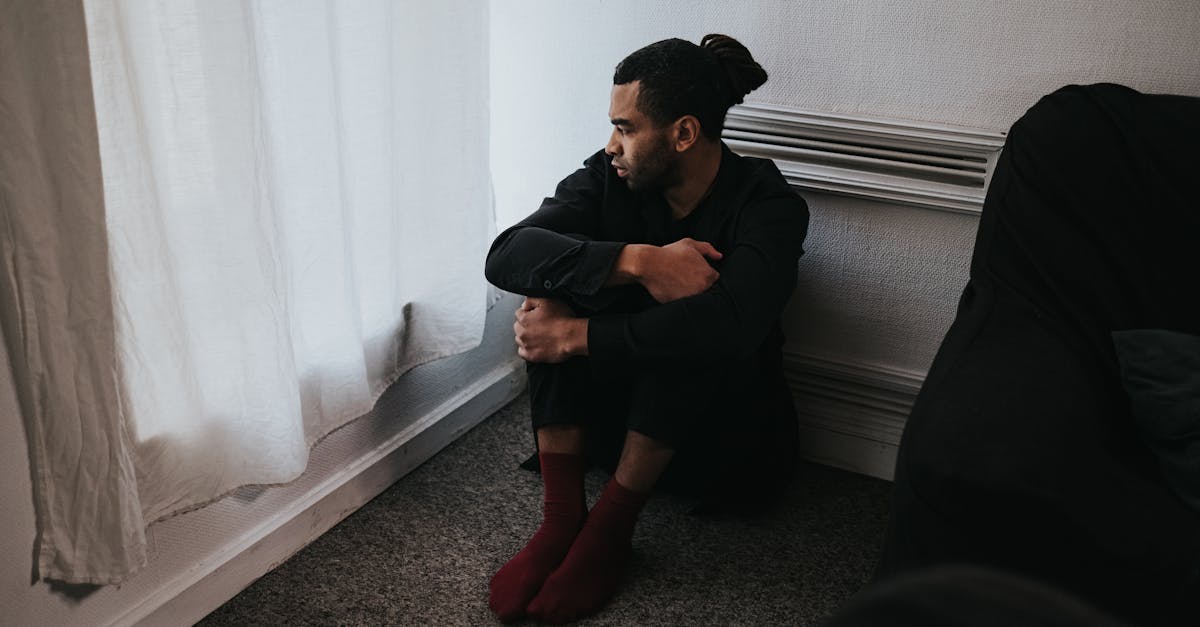 découvrez ce qu'est l'agoraphobie : ses symptômes, ses causes et les solutions pour mieux vivre avec ce trouble anxieux qui affecte la vie quotidienne.
