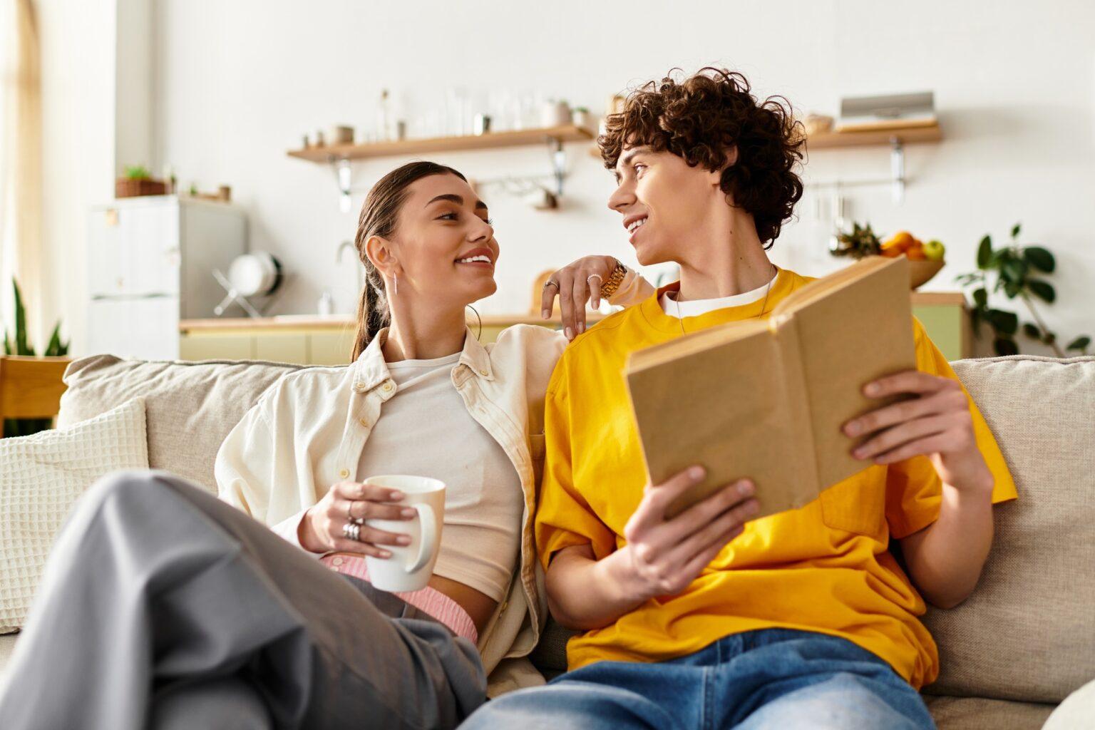 Les 10 livres feel-good incontournables à glisser dans votre sac de plage pour dévorer du bonheur Couple enjoys a cozy moment together at home sharing smiles and a good book