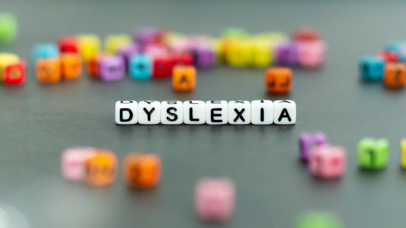Comprendre la dyscalculie : symptômes et diagnostic Dyslexia word in white letter block beads. Front view. Dyslexia concept.