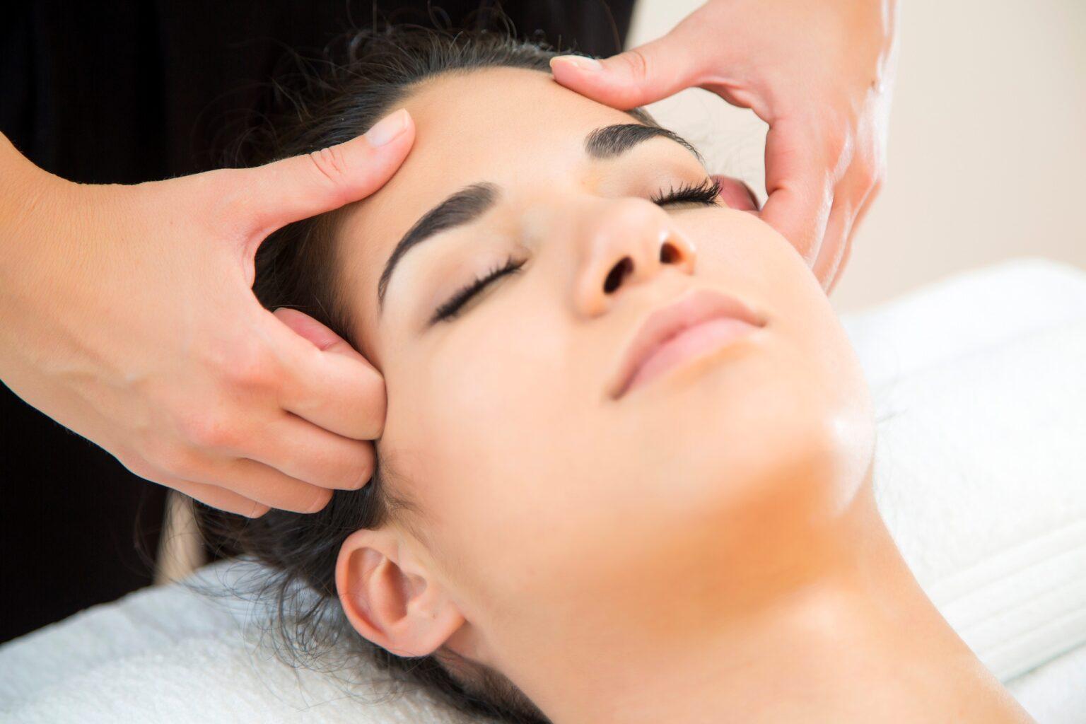 Rajeunir son visage naturellement : techniques et secrets pour une peau plus jeune Head massage