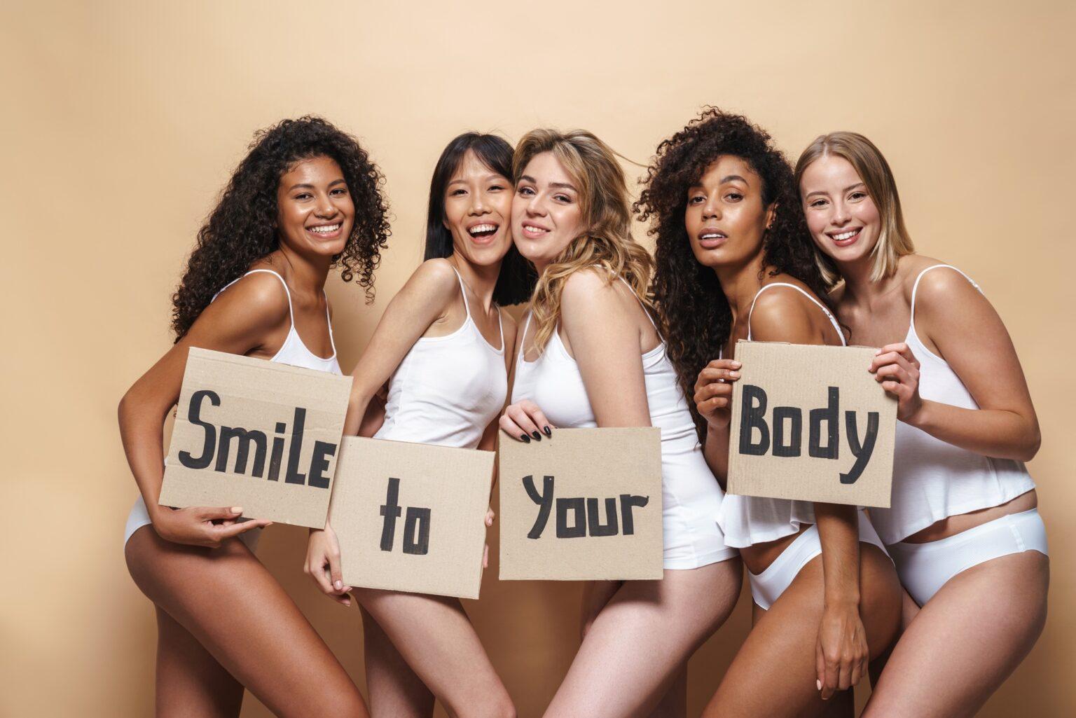 Comprendre l’apotemnophilie : une exploration des besoins psychologiques et des motivations Image of pleased multinational women posing with placards