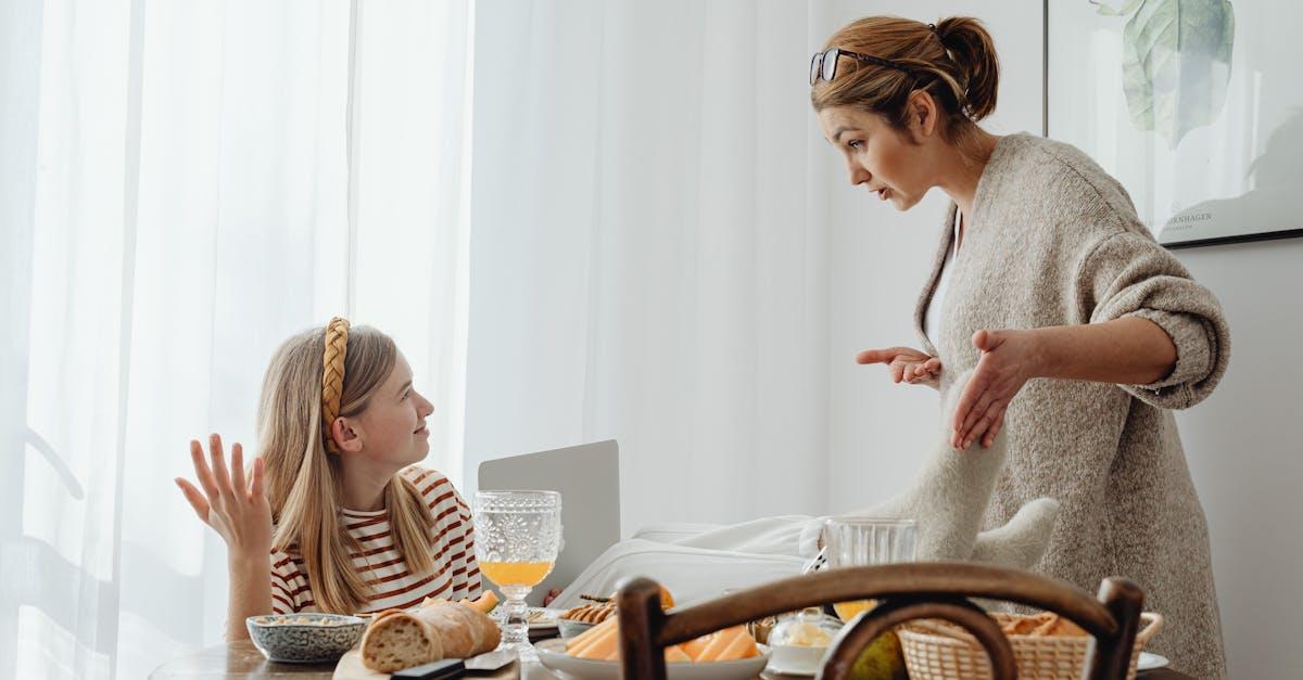 découvrez comment gérer et résoudre les conflits mère-fille avec empathie et communication pour renforcer la relation et favoriser une meilleure compréhension mutuelle.