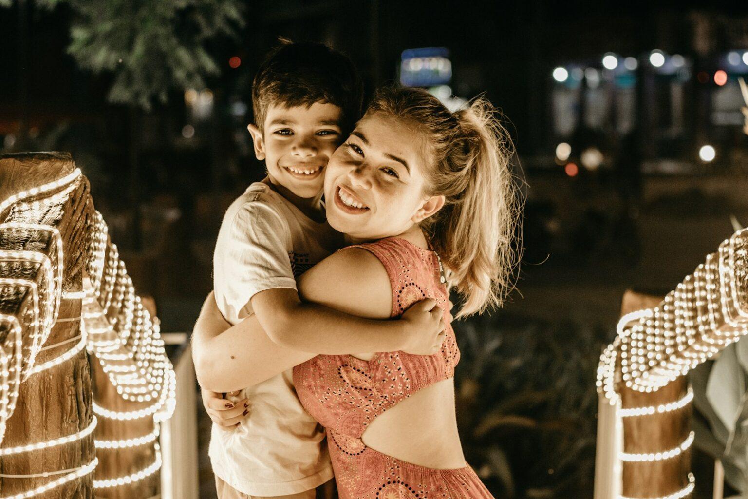 Quand l’affectivité façonne le développement de l’enfant : ce que chaque parent devrait savoir a boy and a girl hugging each other