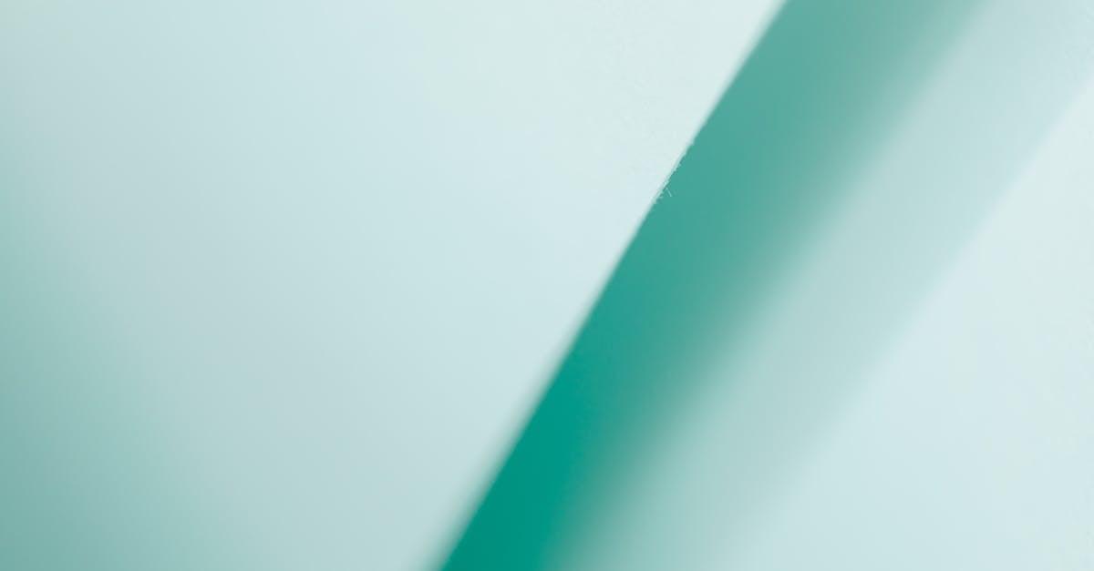 découvrez l'effet hawthorne : un phénomène en psychologie selon lequel le comportement des individus change lorsqu'ils savent qu'ils sont observés. comprenez son impact dans le monde du travail et les expérimentations sociales.