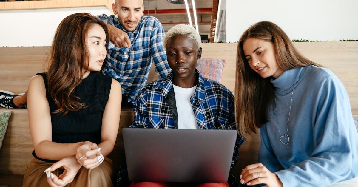 découvrez l'approche humaniste, une perspective centrée sur l'individu, encourageant l'autonomie, la croissance personnelle et la compréhension de soi pour un développement et un bien-être optimaux.