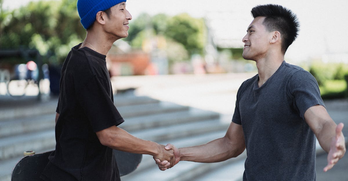 découvrez ce qu'est une relation ouverte, ses avantages, ses défis et des conseils pour réussir une relation amoureuse fondée sur la liberté et la communication.