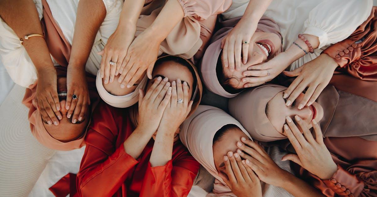 découvrez la théorie de l'identité sociale : son origine, ses concepts clés et comment elle explique l'appartenance aux groupes, les comportements sociaux et la perception des autres dans la société contemporaine.