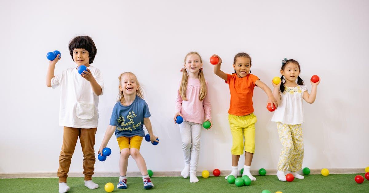 découvrez la théorie de l'apprentissage social : principes, concepts clés, et applications en psychologie et en éducation pour comprendre comment l'observation et l'interaction influencent le comportement humain.