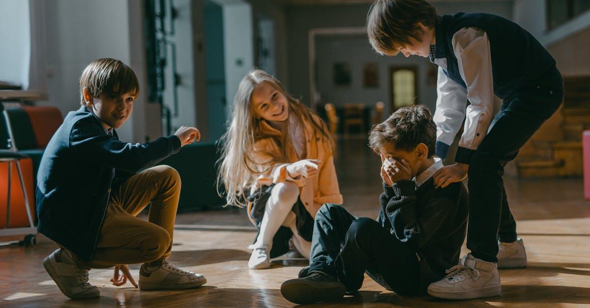 découvrez la théorie de l'apprentissage social, un concept psychologique expliquant comment les individus apprennent par l'observation, l'imitation et les interactions sociales, développé par albert bandura.