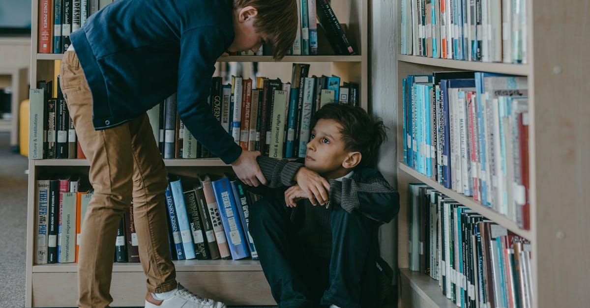 découvrez la théorie de l'apprentissage social : un concept clé en psychologie expliquant comment l'observation et l'imitation influencent nos comportements et nos apprentissages, tant chez les enfants que chez les adultes.