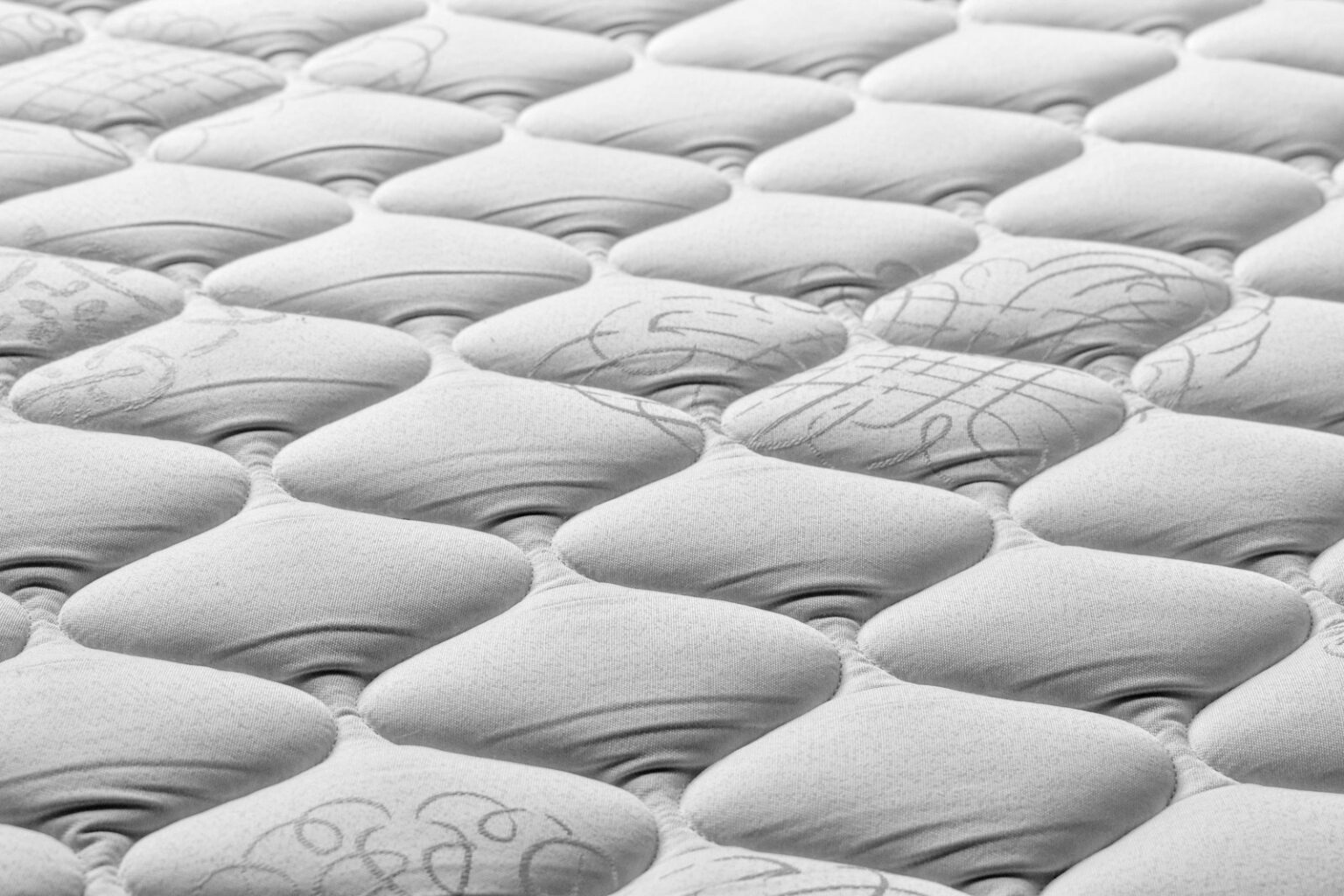 Pourquoi notre cerveau refuse-t-il de dormir dans un lit inconfortable ? a close up of a mattress that has been made
