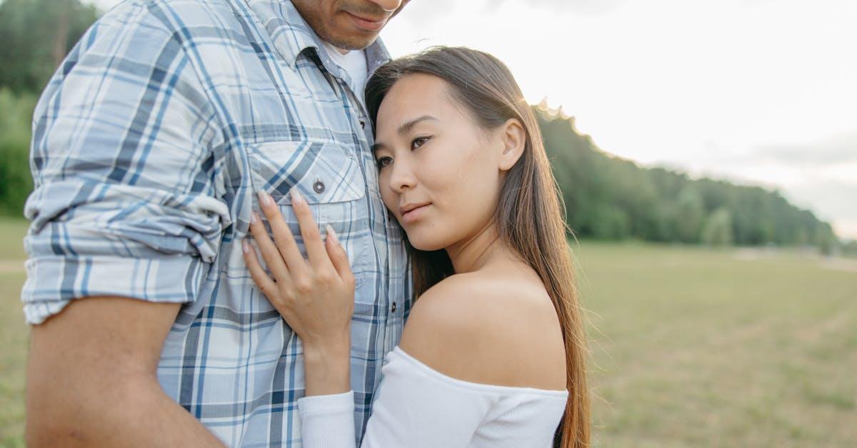 découvrez les différents styles d'attachement, leur impact sur les relations, et comment identifier votre propre style d'attachement pour améliorer votre bien-être émotionnel et vos liens affectifs.