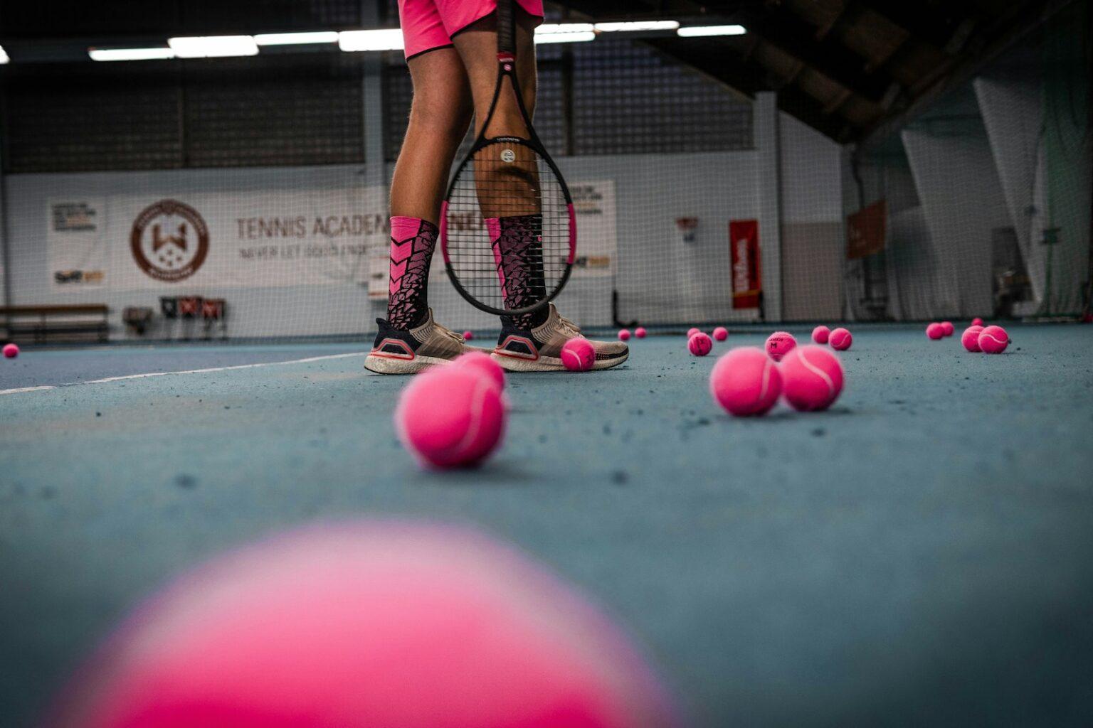 Comment apprendre la préparation mentale dans le sport ? a person standing on a tennis court with a racket