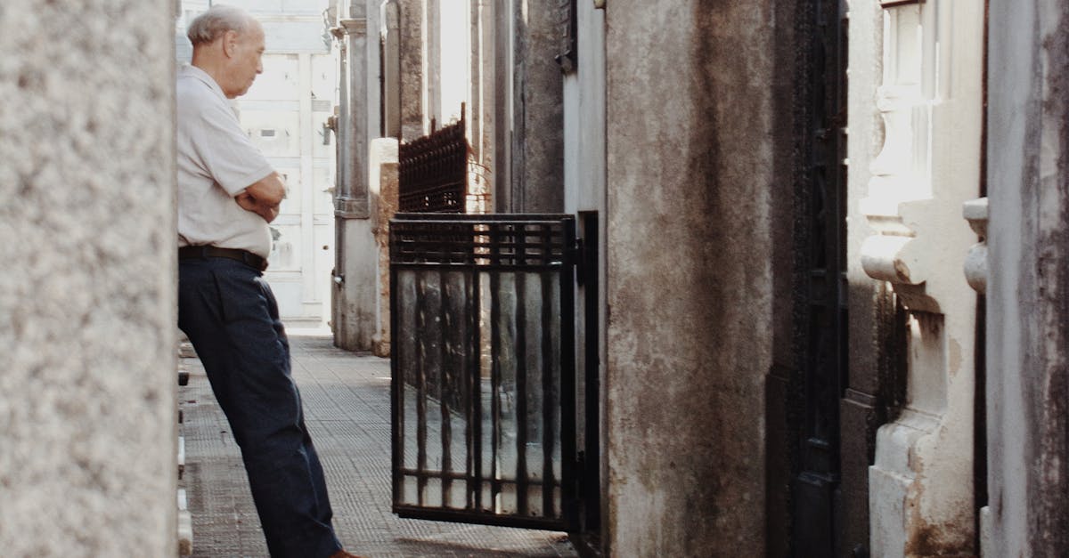 découvrez des ressources et conseils pour comprendre et gérer le deuil, accompagner les personnes en souffrance et trouver un soutien adapté.