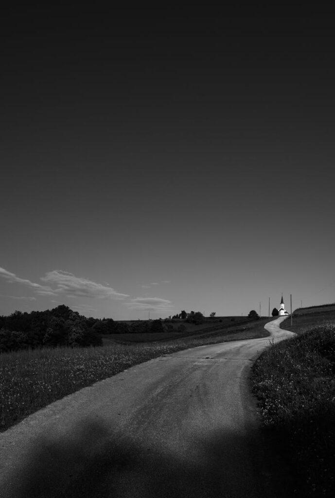 Qu’est-ce qu’un anamnestique et comment l’utiliser efficacement ? Free stock photo of black and white, church, composition