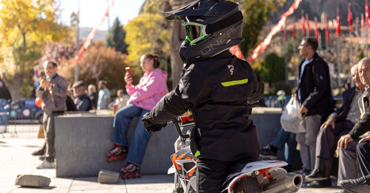 découvrez la stratification sociale : ses concepts, ses mécanismes et son impact sur la hiérarchie des groupes sociaux. comprenez comment les inégalités se forment et influencent la société d’aujourd’hui.