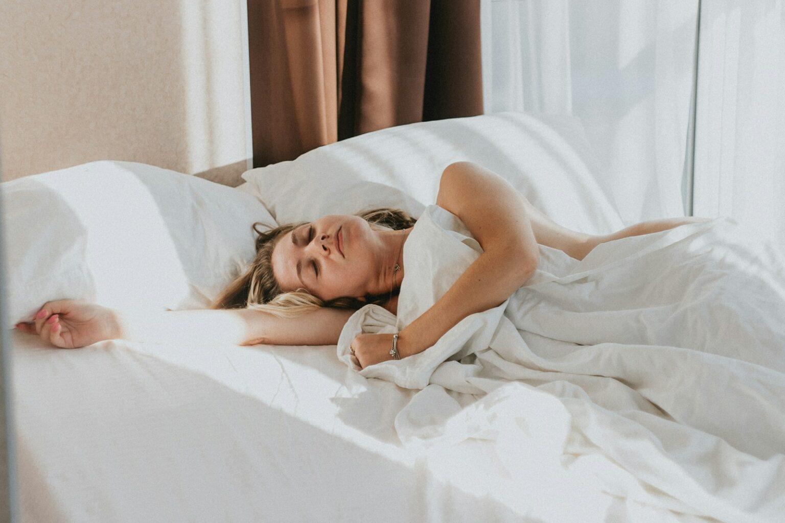 Sommeil Réparateur et Respiration : Les Clés d’un Esprit Calme et d’un Corps Régénéré a person lying in a bed