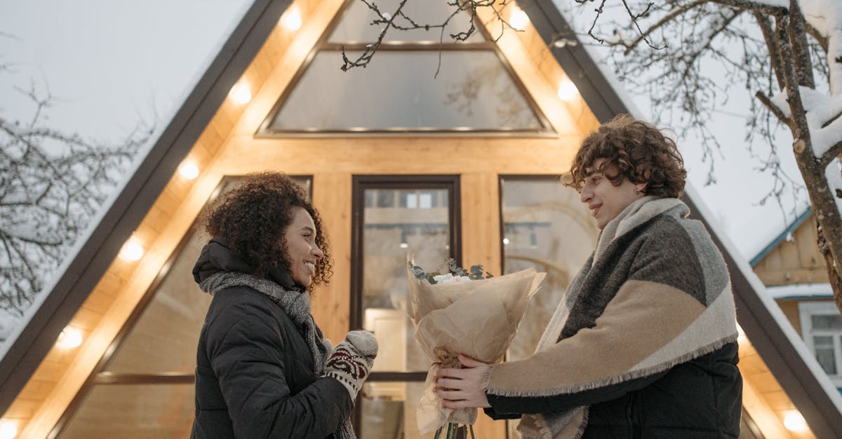 découvrez la théorie triangulaire de l'amour, un modèle psychologique qui explique les différentes dimensions de l'amour : intimité, passion et engagement.