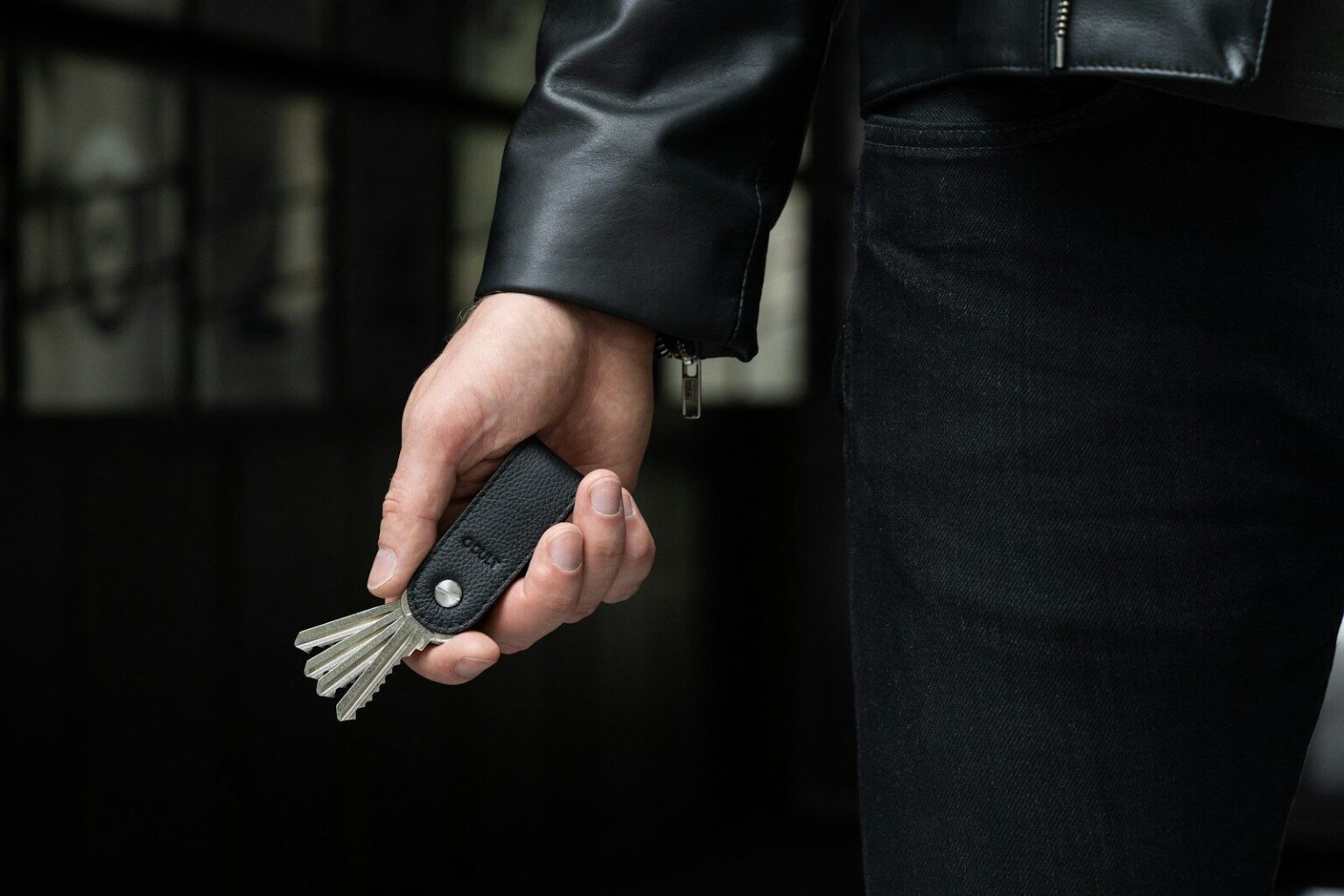 Bâtir la résilience en tenant compte des traumatismes : un guide bienveillant a person holding a car key in their hand