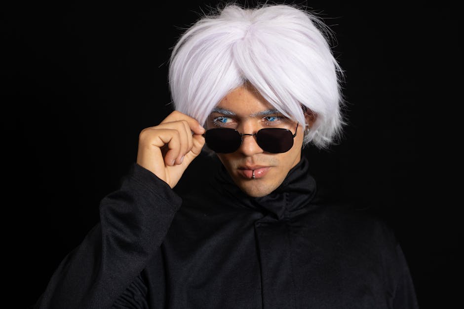 La photographie comme pratique de pleine conscience : retrouver la joie par l’art Bold portrait featuring a man with a white wig and sunglasses against a black background.