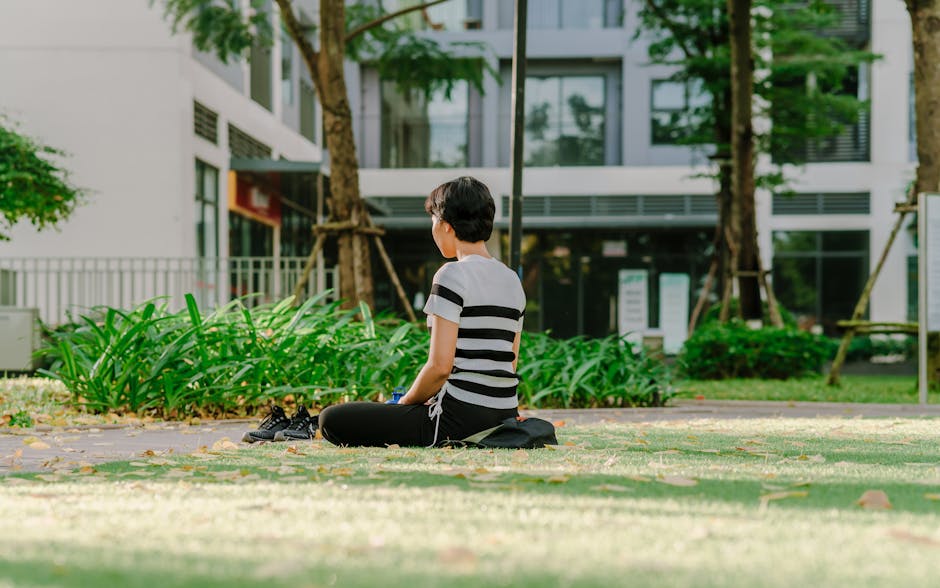 Personne marchant dans un parc verdoyant en pleine conscience