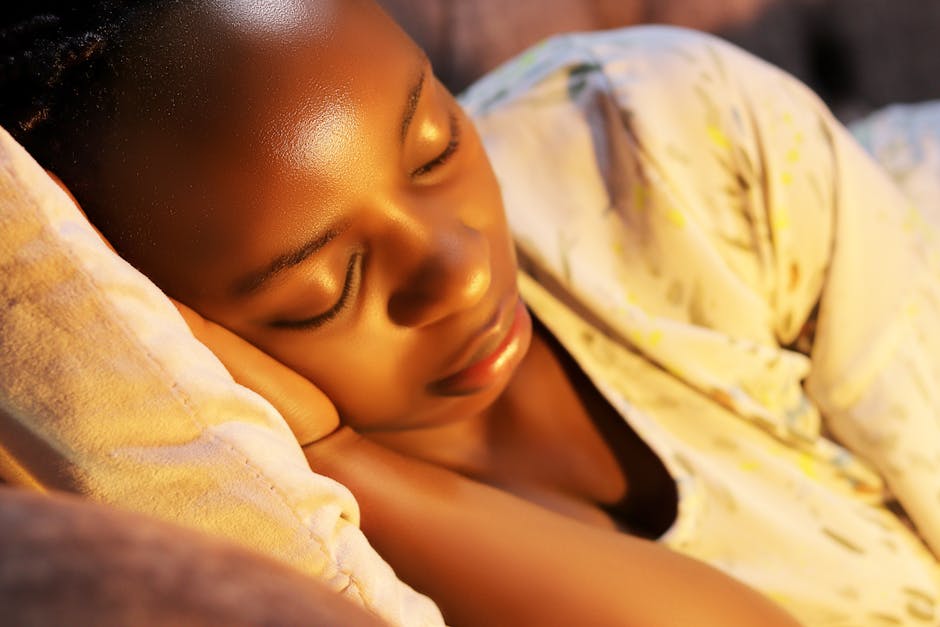 Jeune femme dormant paisiblement, illustrant la gratitude et l'amélioration du sommeil par la relaxation intérieure.