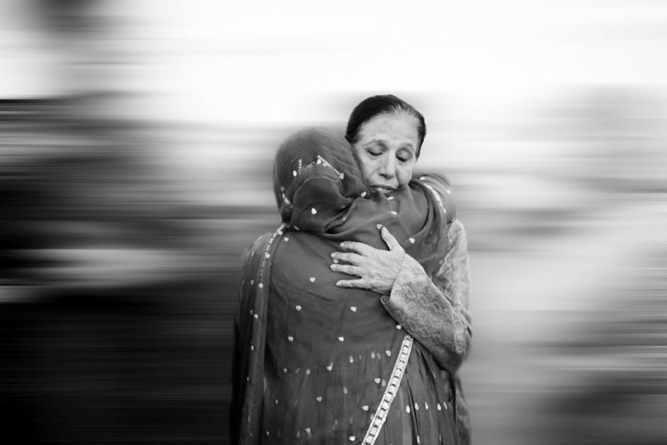 Étreinte chaleureuse entre deux femmes illustrant la transformation de la méchanceté à la gentillesse.