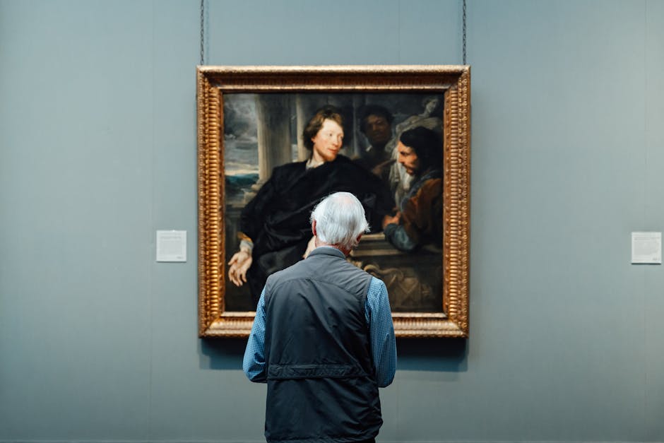 Visiteur de musée contemplant une œuvre d'art avec émerveillement