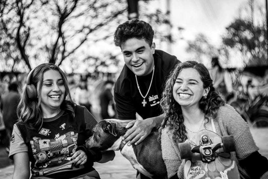 Groupe de personnes en train de rire ensemble, illustrant les liens sociaux
