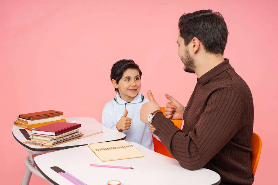 Étudiante recevant un accompagnement bienveillant d'un mentor ou d'un conseiller, illustrant le feedback constructif et le sentiment d'efficacité personnelle